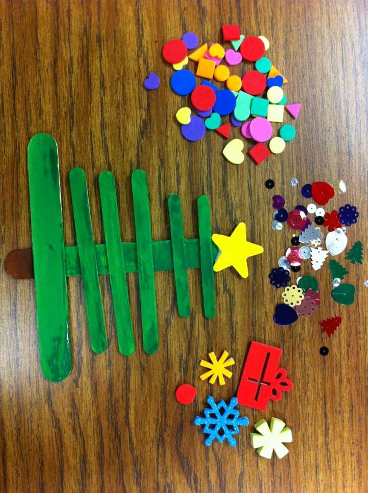 decorați bețele de înghețată din pomul de Crăciun