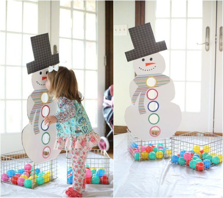 joacă copilul de hârtie cu omul de zăpadă