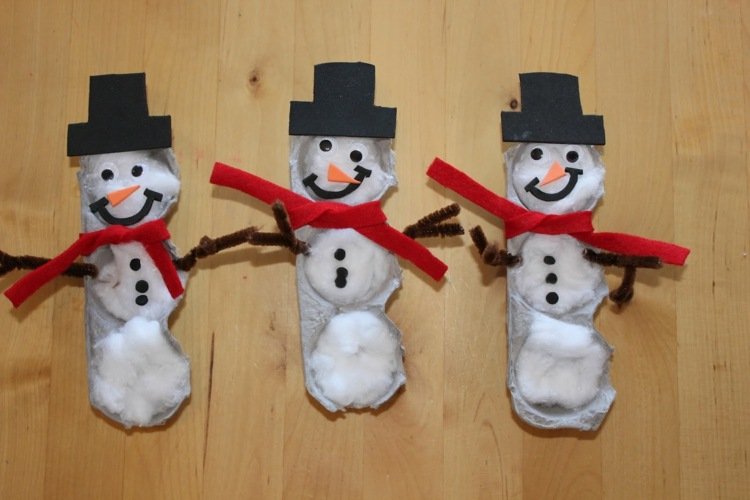 omul de zăpadă, copiii mici, fac carton cu ouă