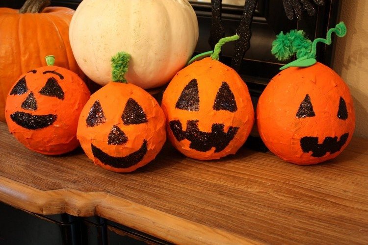 Faceți dovleci de Halloween cu hârtie mache Artizanat cu hârtie mache halloween-amuzant-dovleci-sclipici-decor