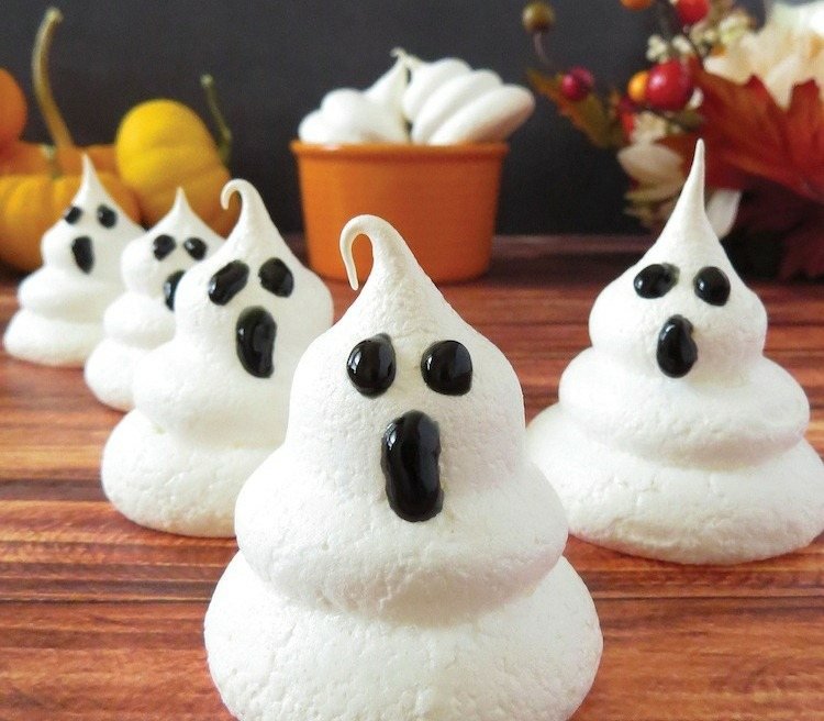 Artizanat pentru Halloween - formând fantome din spuma de zahăr tinker pentru idee de desert de Halloween cireașă albă pe tort