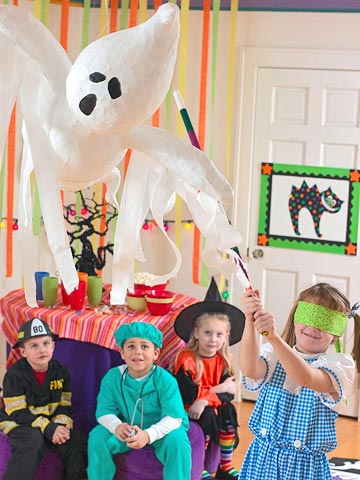 idei meșteșuguri pinata de Halloween copii care se joacă hârtie creponată tinker halloween pinata copii jucând hârtie creponată