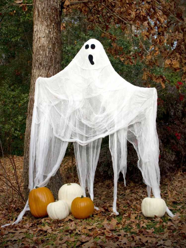 O fantomă de Halloween din țesături delicate atârnate în grădină tinker pentru decoratiuni de Halloween prosoape fantoma gradina dovleci