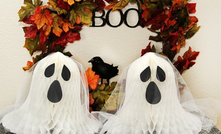 Artizanat pentru Halloween - fantome drăguțe din hârtie tinker pentru hârtie de Halloween idee frunze de coroană fantomă
