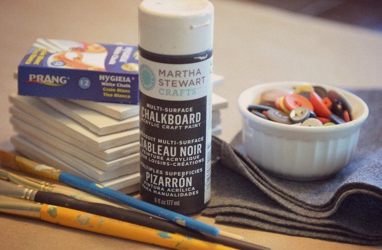 tinere-cadouri-de-Crăciun-sub-coastere-tablă-vopsea