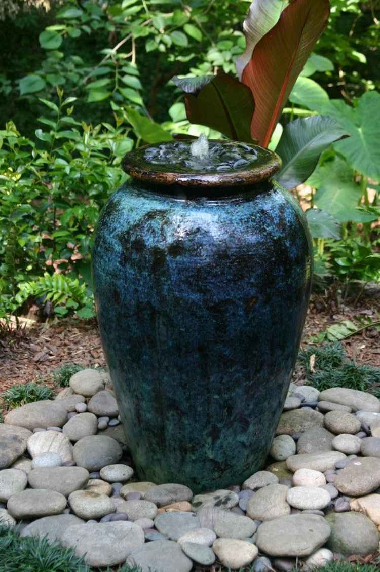 fântână-grădină-galben-închis-găleata-bolovani-plante-de-decor