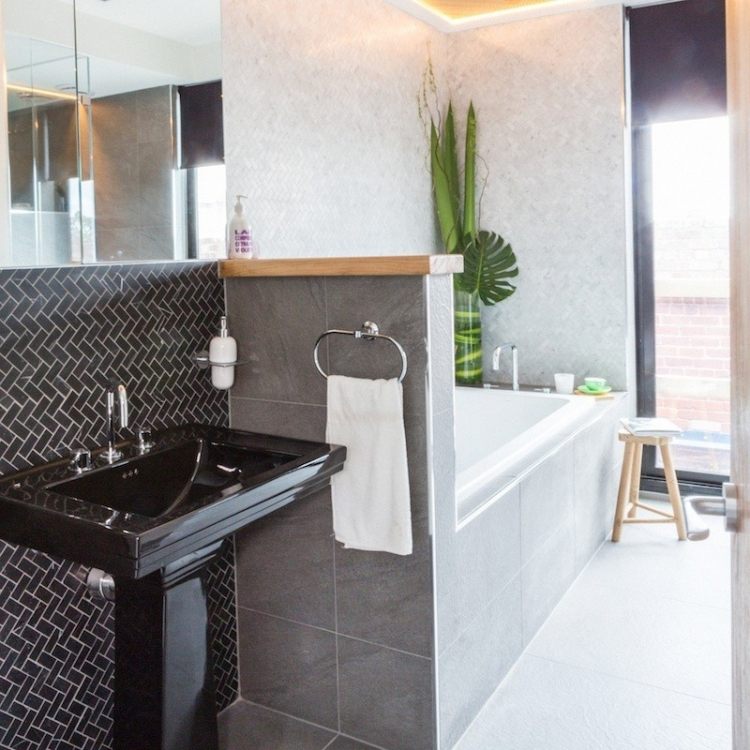 gresie-baie-exemple-gri-negru-mozaic-optic