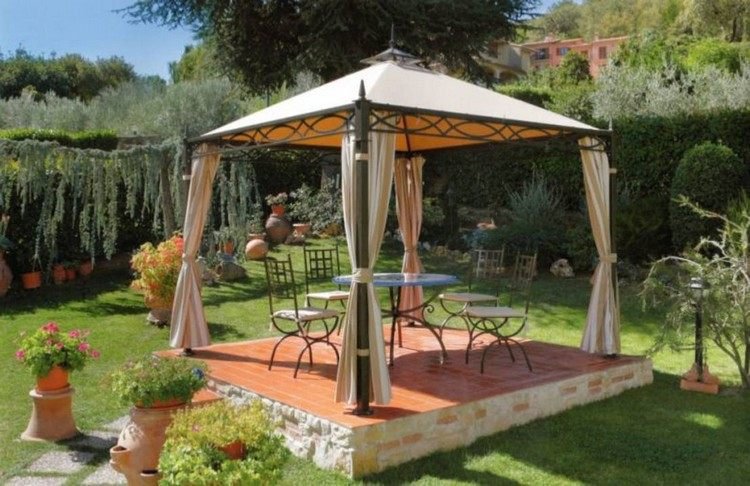 Perdele de culoare alb-crem, care se potrivesc cu plăcile de teracotă terasa-acoperita-perdele-pergola-mobilier-din-fier forjat