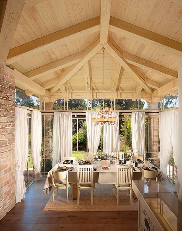 Idei pentru terasă cu acoperiș - Atașați perdele pe lateral pentru mai multă intimitate flexibile-protecție-la-soare-terasă-albă-perdele-lungime-podea-de-culoare