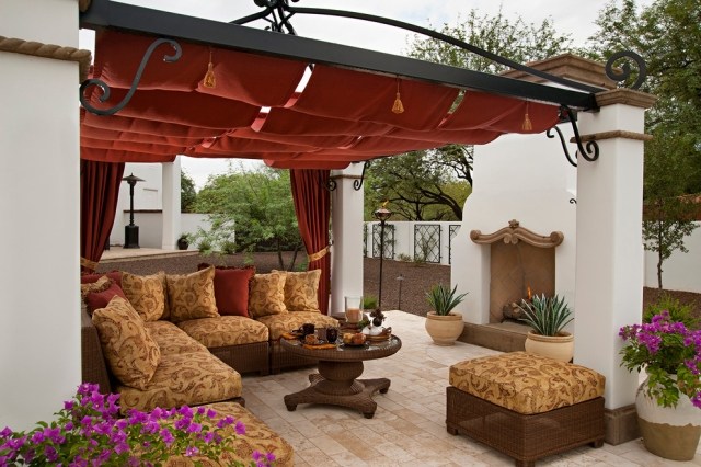 Pergola metalică în patio în stil mediteranean cu draperii pull-opac Pânze-la-modă-țesături decorative-opace-opace-căptușite-țesături