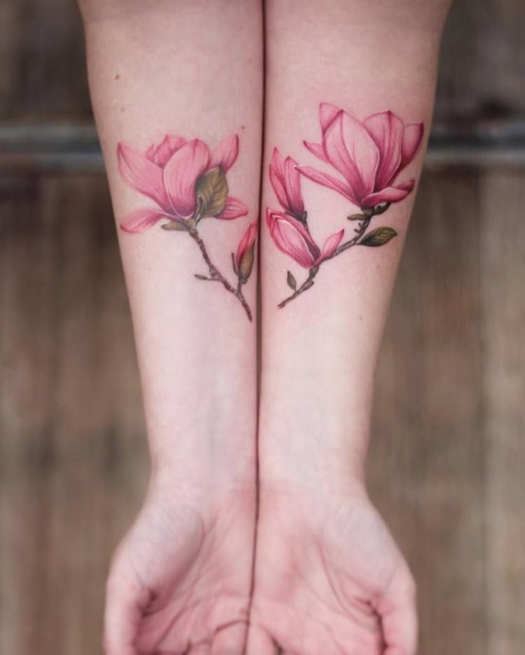 Magnolijos tatuiruotė ant abiejų rankų