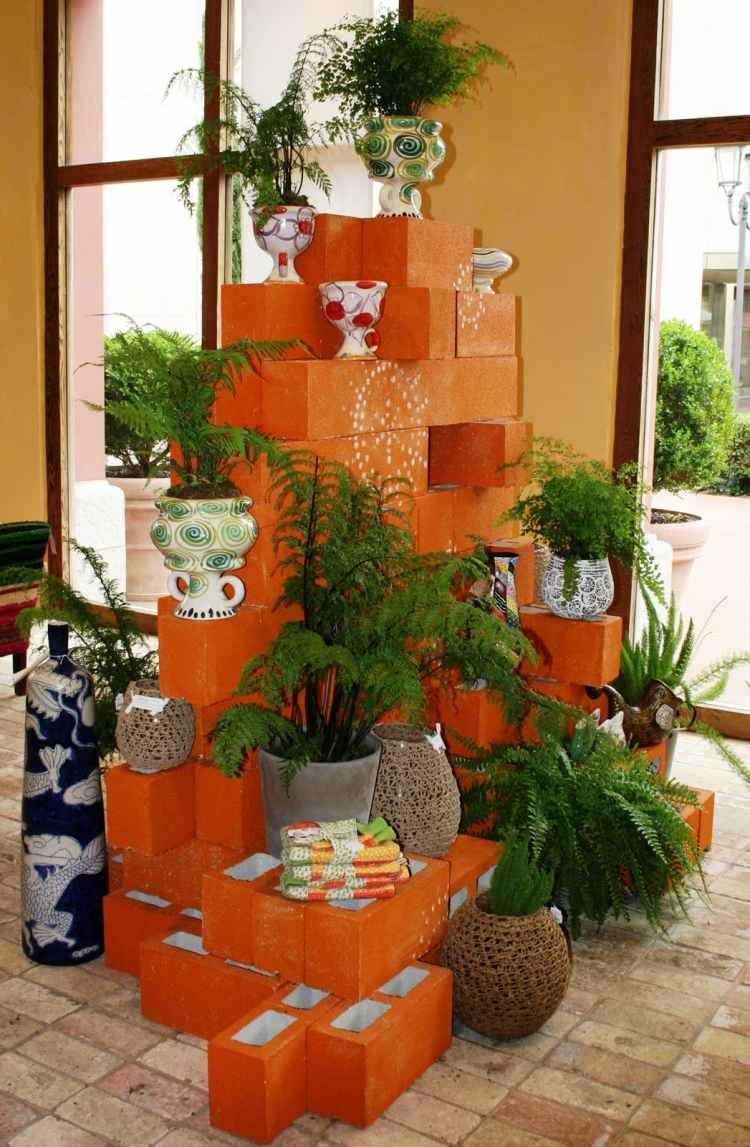raft înalt de plante realizat din pietre eșarfă vopsite în portocaliu pietre-cochilie-beton-portocaliu-pictate-raft-plante-auto-construite