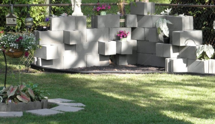 Perete de grădină și pat ridicat într-unul pietre-scoici-beton-perete-gradina-plantate-optice-3d