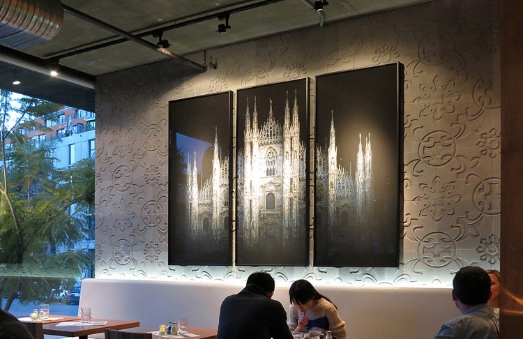 Gresie din beton cu motive florale accentuate de iluminarea indirectă cu LED gresie-beton-terasa-malibu-perete-design-iluminat-led