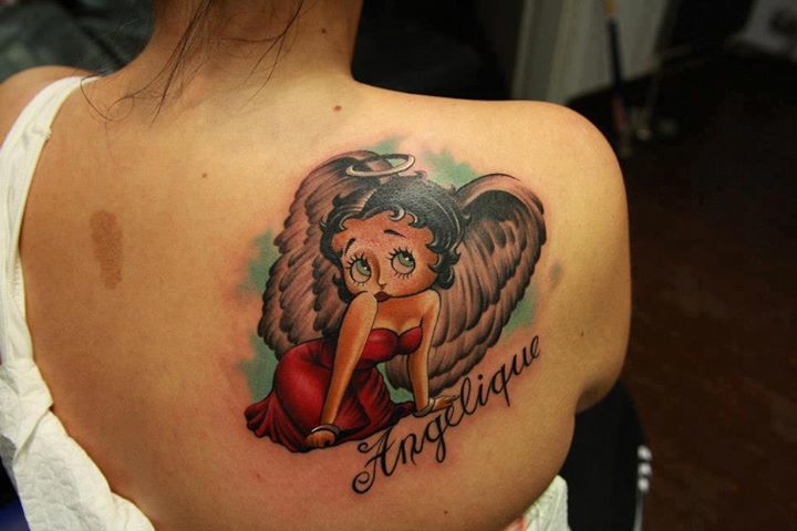 Tatouage Betty Boop dans le dos pour femme