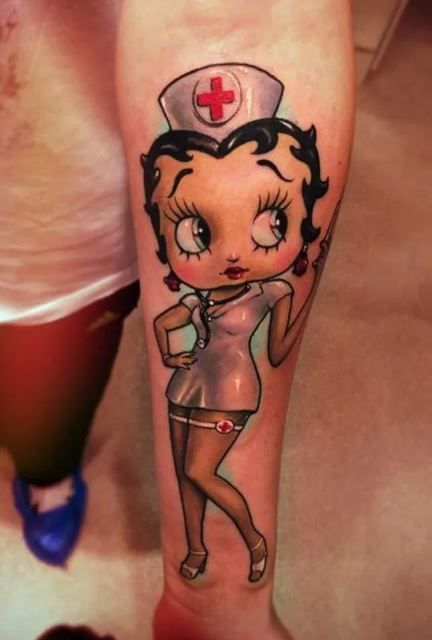 手持ちの男性のためのベティ・ブープのタトゥー