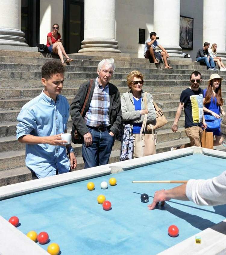 Jucând biliard în fața teatrului din orașul francez Nantes Masă de biliard-beton-zonă-publică-rezistentă la intemperii