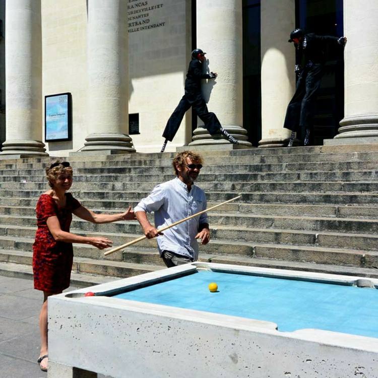 Masă de biliard în aer liber - un nou proiect inovator din Franța Masa de biliard-beton-modern-public-zona-joc