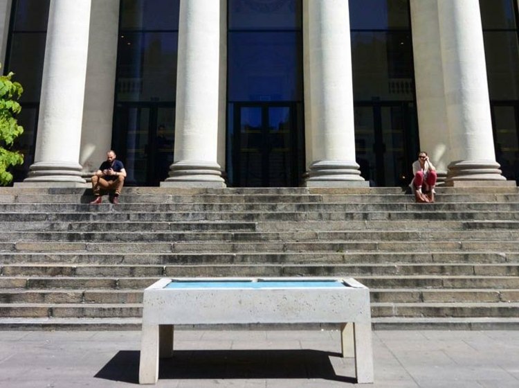 Masă de biliard din beton în fața intrării în teatru Masă de biliard-proiect-beton-inovator-practic