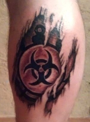 Marca de tatuagem de risco biológico na perna para homens