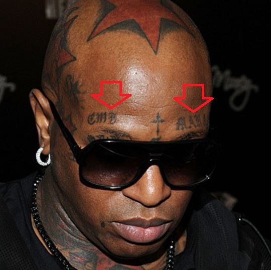 Tatouages du front de l'homme-oiseau