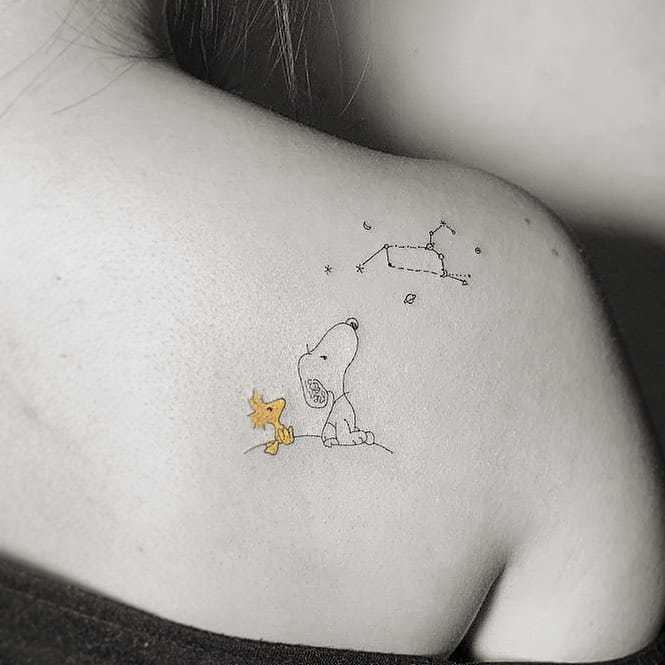 Mala Snoopy tetovaža na leđima za žene