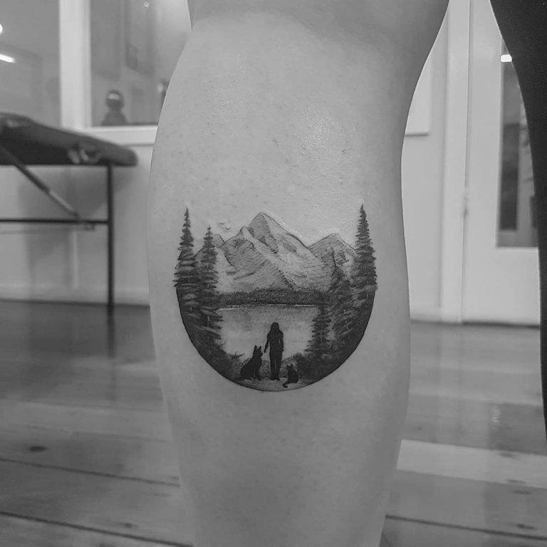 Tatouage de montagne de forme ronde