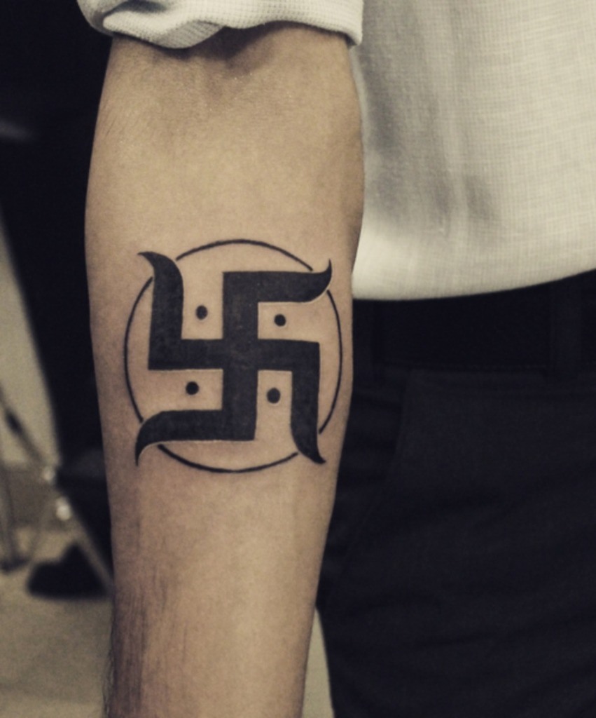 Swastik Tattoo sull'avambraccio