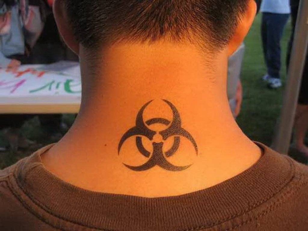 Biologinio pavojaus tatuiruotė ant kaklo