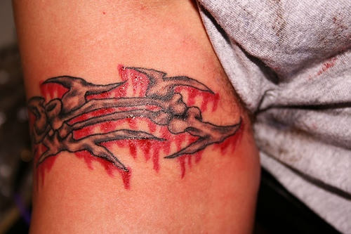 Moška tetovaža s krvnim trakom