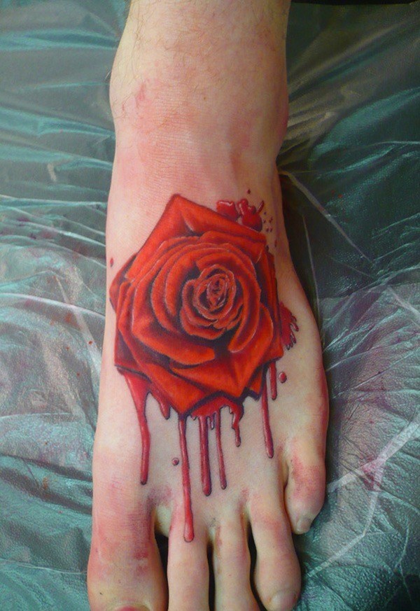 Tatuagem de rosa sangrenta a pé