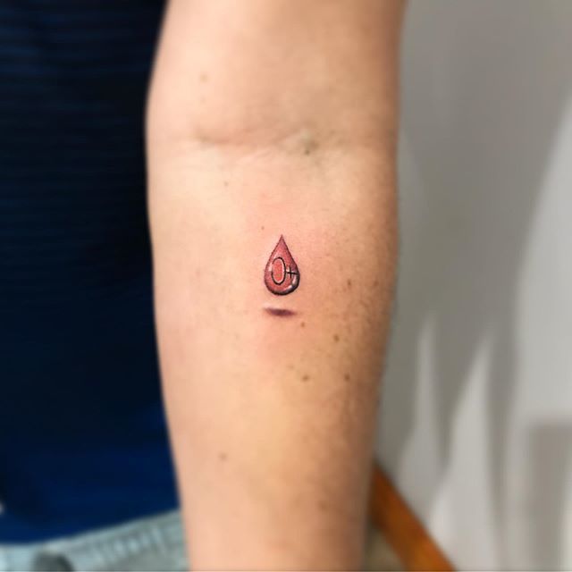 Moška tetovaža s kapljicami krvi