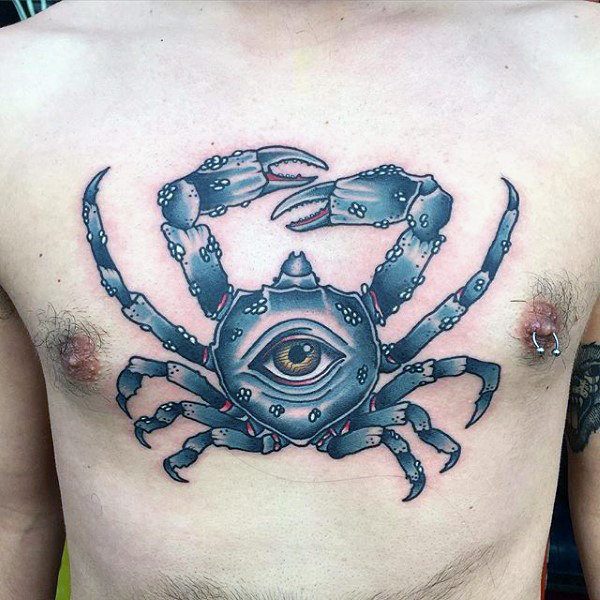 Grande tatuaggio di granchio sul petto