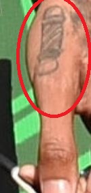 Tatouage pouce main gauche Blueface