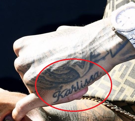Blueface Main gauche écrit Tattoo