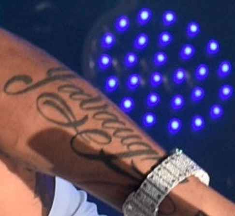 Blueface Bras droit écrit Tattoo