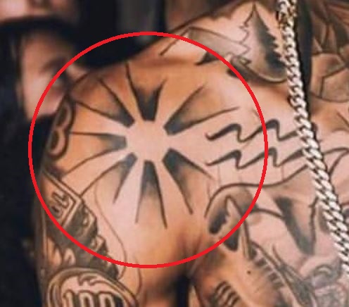 Tatouage épaule droite Blueface