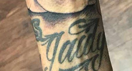 Tatouage mot poignet droit Blueface