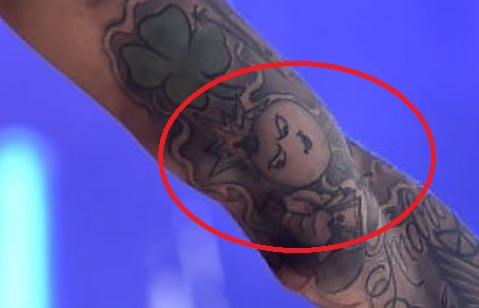 Tatouage smiley bleu