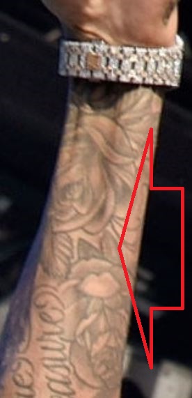 Roses sur l'avant-bras gauche