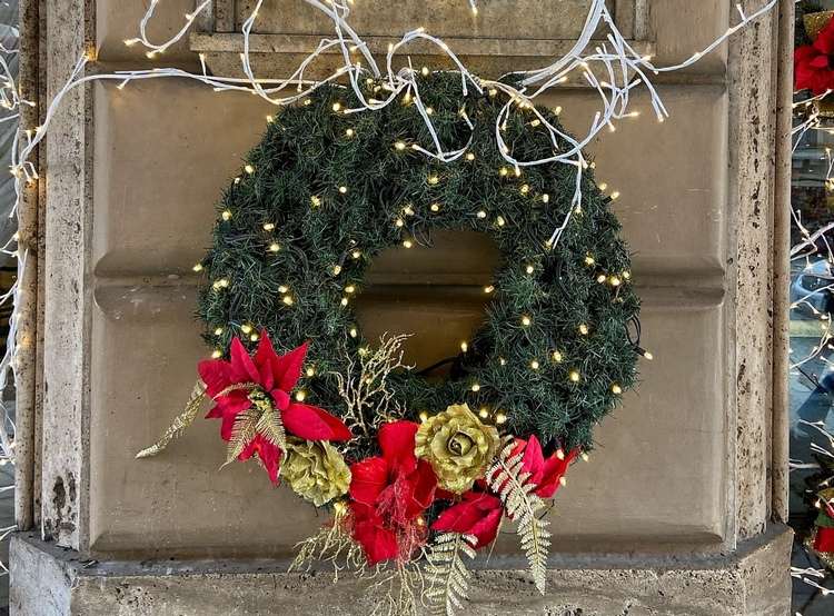 Coroană de Crăciun cu poinsetii roșii și trandafiri aurii