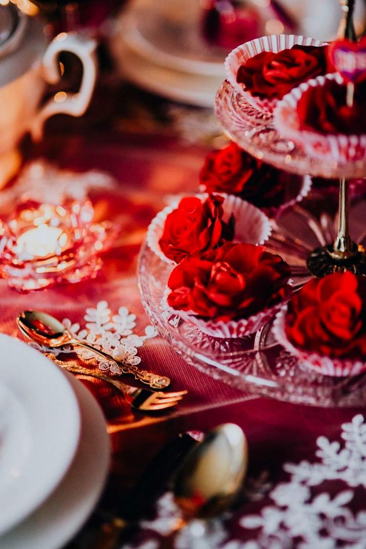 Idei pentru a vă decora casa cu flori de Crăciun