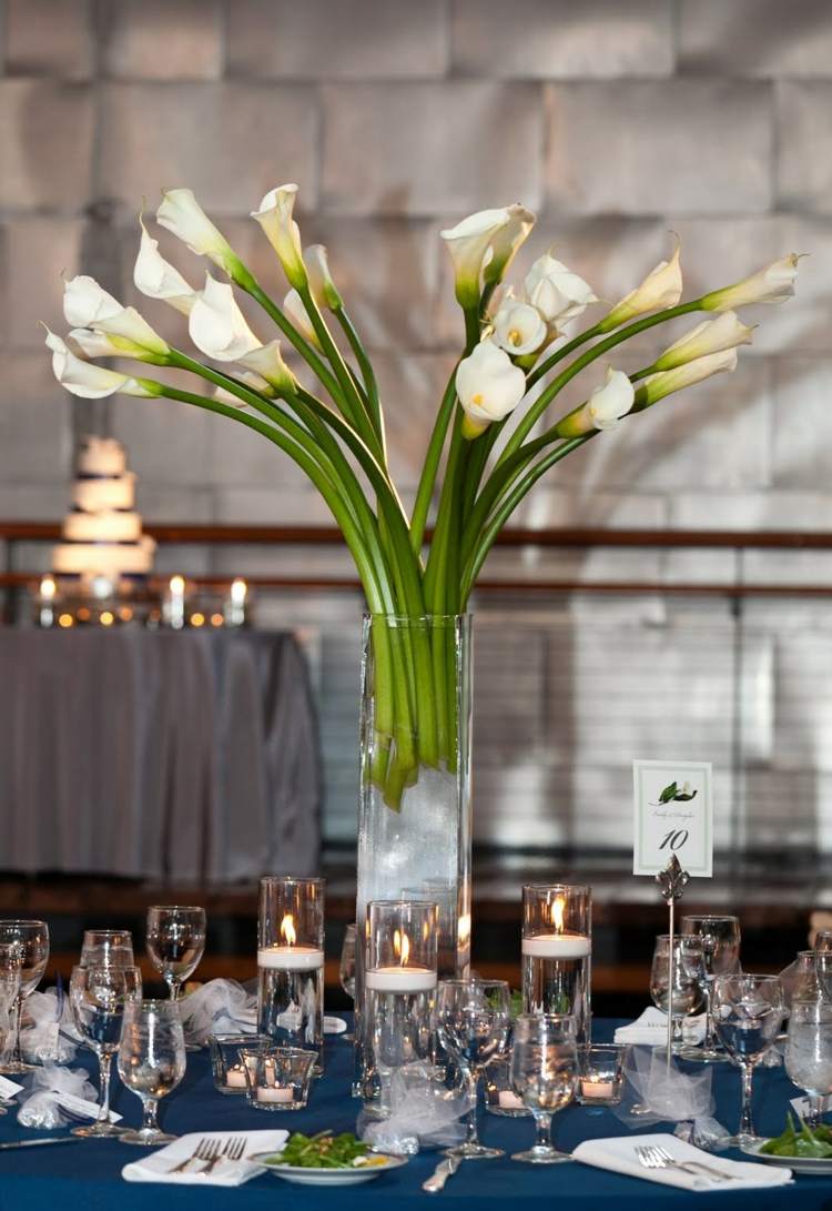 Decorarea mesei cu calele albe într-o vază de sticlă decor floral pentru nunta vaza de sticla-callas-decorare masa-lumanari plutitoare-servetel-tacamuri-numar masa