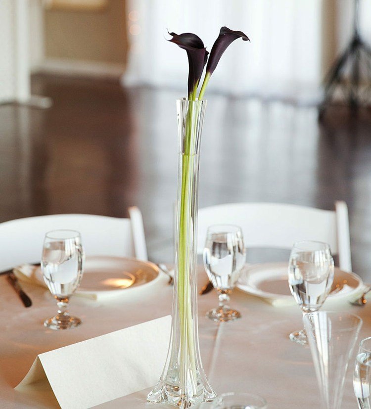 Callas în violet într-o vază elegantă decor floral pentru nunta vaza de sticla-floare-mov inchis-callas-fata de masa-ochelari-scaune-tacamuri