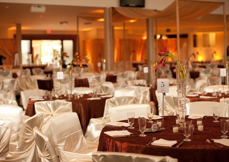 Decor floral simplu pentru nunta cu calas în roșu-portocaliu decor de flori pentru petrecerea nunții-decorare de masă-callas-număr de masă-buchet de flori-roșu-portocaliu-față de masă