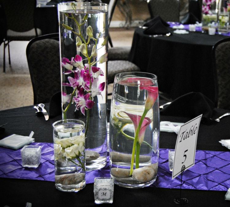 Decor de masă cu flori subacvatice în roz și alb decorare-flori-nunta-callas-vaze-de-sticla-apa-sub-apa-flori-masa-numar-decor-negru-violet-masa