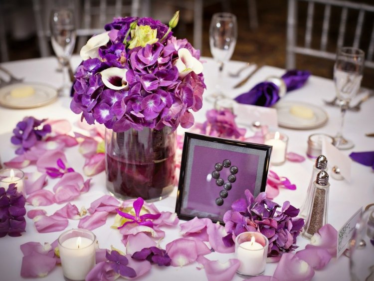 Decorarea mesei cu buchet colorat și petale decor-floral-nunta-violet-masa-masa-numar-callas-lumanari-petale-agitator de sare-agitator de ardei-decorare de masa