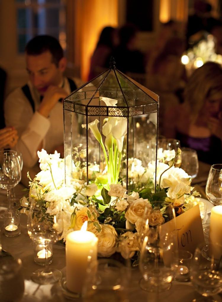 Masă de oaspeți cu lumânări și callas sub o glugă de sticlă decorare flori-nunta-cupola din sticla-centrala-decorare masa-trandafiri-lumanari-invitati-pahare-callas