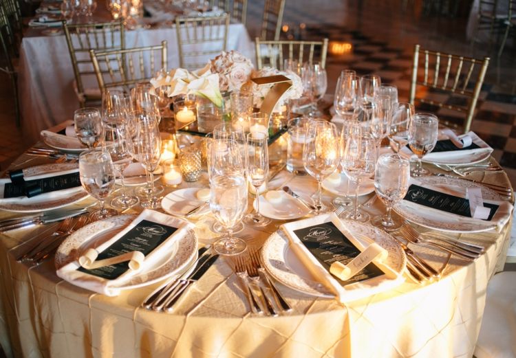 Decor de masă în crem și auriu cu trandafiri și callas decor-floral-nunta-callas-trandafiri-albi-crem-albi-placi-de-nume-farfurii-tacamuri-pahare-lumanare-plutitoare