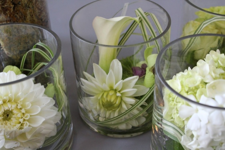 Vaze de sticlă cu diverse flori albe decorare-flori-nunta-vase-de-sticla-calas-mici-decor-masa-flori-soiuri-albe
